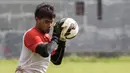 Kiper Persija Jakarta, Andritany Ardhiyasa, menangkap bola saat latihan di Lapangan Villa 2000 Pamulang, Tangerang Selatan, Jumat (8/4/2016). (Bola.com/Vitalis Yogi Trisna)