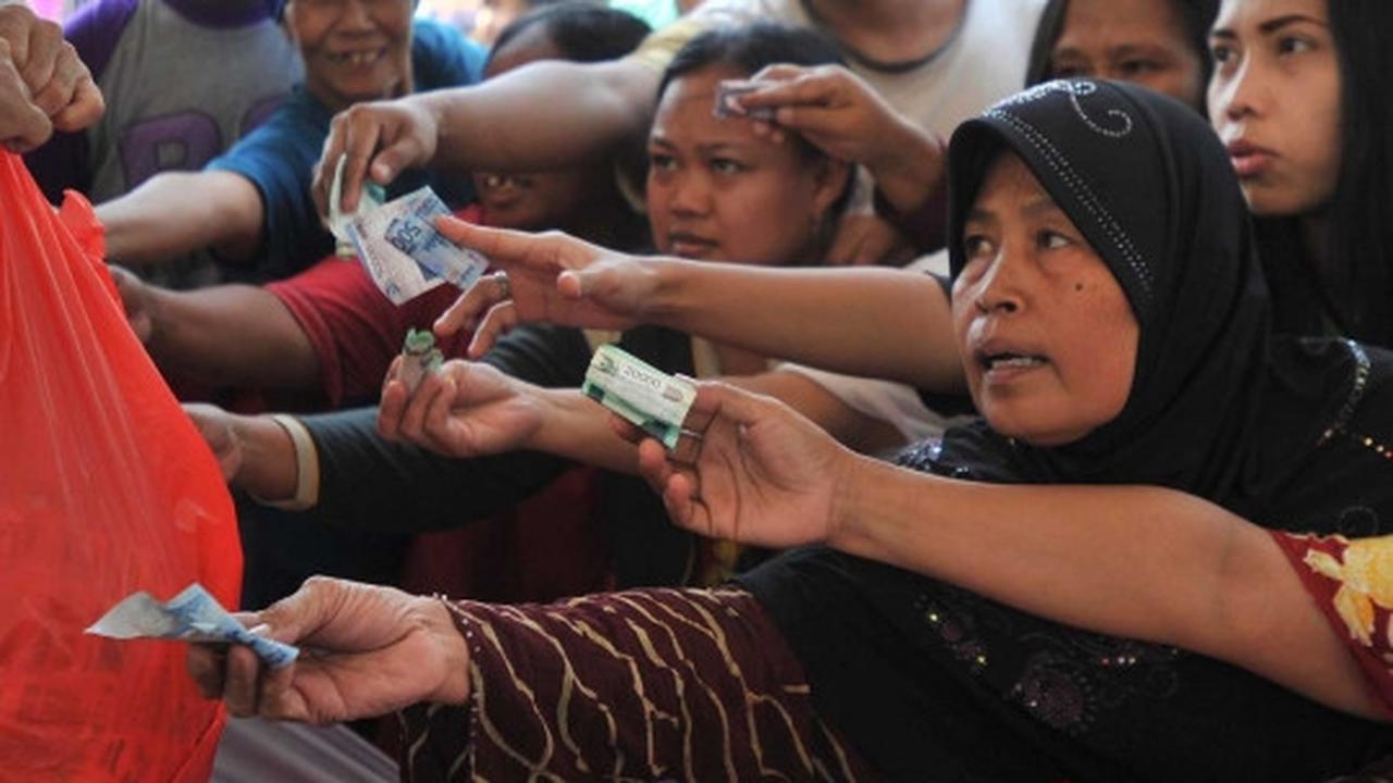 Warga antre berebut sembako murah di Pasar Rakyat