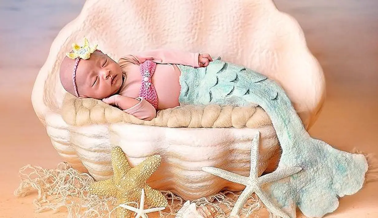 Menjelma menjadi putri cantik, Moana didandani layaknya Puteri Duyung penguasa lautan. Moana terlihat menggemaskan dengan mengenakan baby manset berwarna pink dan bikini mini full payet dipadukan dengan ekor berwarna biru. (instagram/rittarrajagukguk)