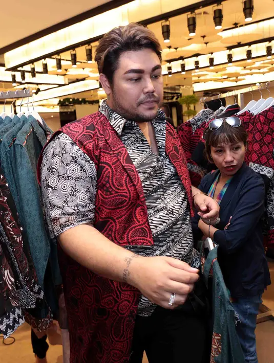 "Menyempatkan hadir karena baru sekarang hadir. Kita seru-seruan saja tadi di dalam. Bawa doa saja," ujar Ivan Gunawan, usai menjenguk Jupe, di Rumah Sakit Cipto Mangunkusumo (RSCM), Jakarta Pusat, Jumat (3/3/2017). (Deki Prayoga/Bintang.com)