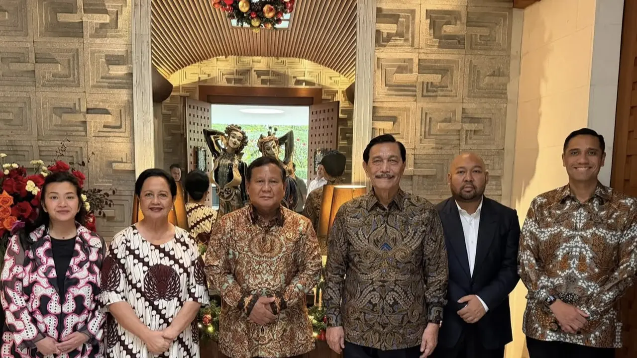 Presiden Prabowo Subianto bersama putranya, Didit Hediprasetyo menemui Ketua Dewan Ekonomi Nasional (DEN), Luhut Binsar Pandjaitan di kediamannya, Jakarta, Kamis (25/12/2025). (Istimewa)