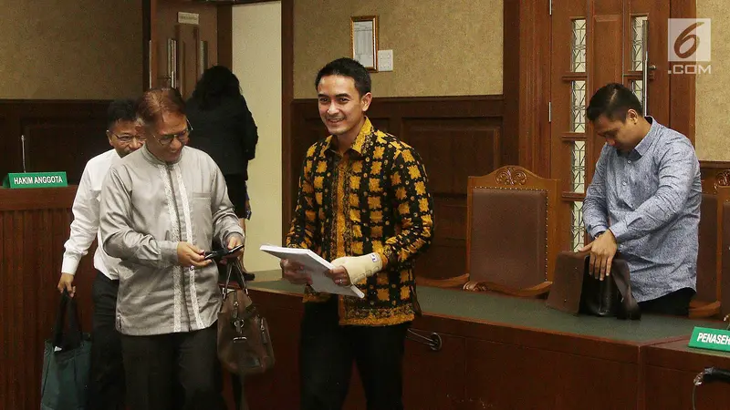 Lempar Senyum, Zomi Zola Jalani Sidang Perdana di Tikor