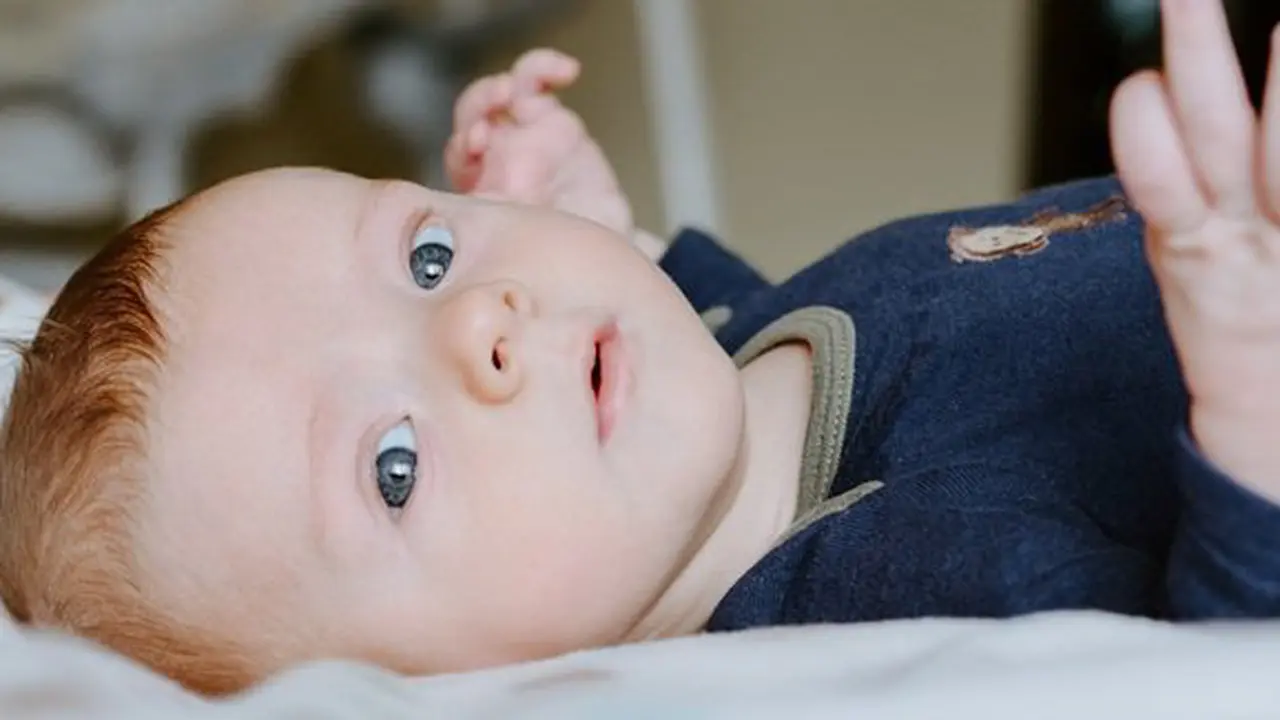 Bahay oleskan minyak apda bayi/copyright Unsplash.com/Kelly Sikkema