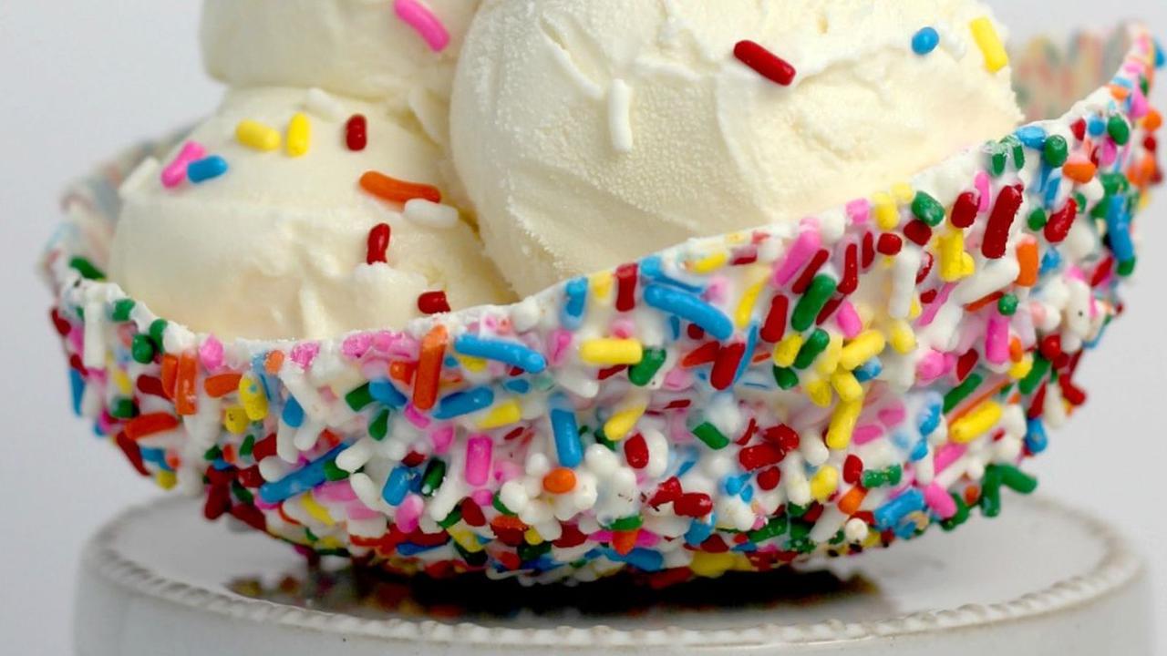 Anak-anak menyukai es krim karena rasanya yang manis dan sensasi dinginnya yang menyegarkan ketika suasana panas. Cara mudah mendapatkannya mungkin kamu bisa langsung membelikannya di mini market terdekat. Namun es krim sebenarnya juga bisa dengan mudah d