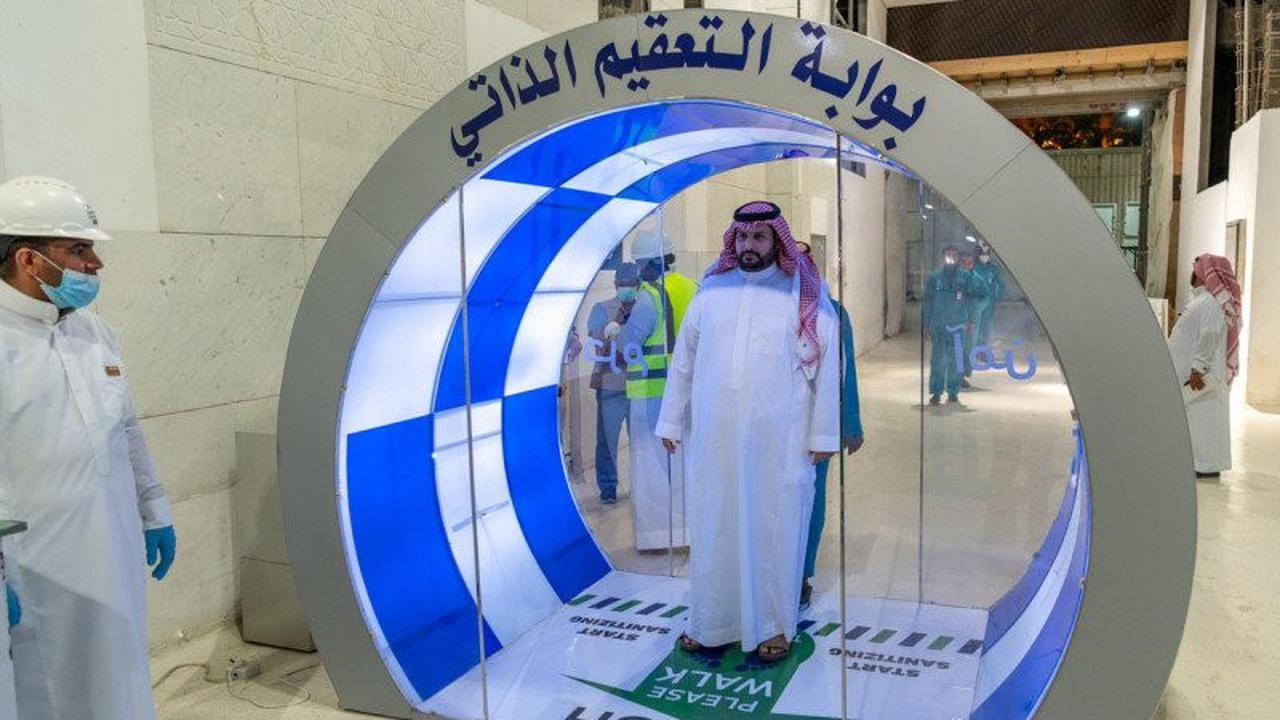 Untuk menekan penyebaran COVID-19, Pemerintah Arab Saudi memasang gerbang sterilisasi diri di pintu masuk Masjidil Haram Mekkah dan Masjid Nabawi Madinah. (Kementerian Komunikasi dan Teknologi Informasi Saudi)