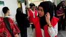 Ahmad Imam Al Hafitd dan Assyifa Ramadhani meninggalkan gedung Pengadilan Negeri Jakarta Pusat, Jakarta, Selasa (28/10/2014). (Liputan6.com/Johan Tallo)