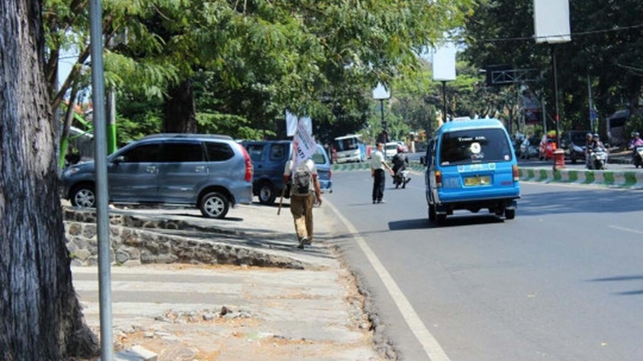 Suarakan antikorupsi, simpatisan NU ini jalan kaki Malang-Jombang