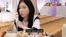 taeyeon pun antusias menyantapi berbagai menu sushi yang tersaji di hadapannya. Sayangnya, dari vlognya tak terlihat dia mencicipi kuliner khas Indonesia. (Foto: YouTube/ Taeyeon Official)