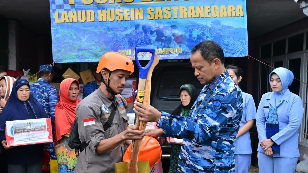 TNI AU Salurkan Bantuan untuk Korban dan Relawan Bencana Longsor di Bandung Barat