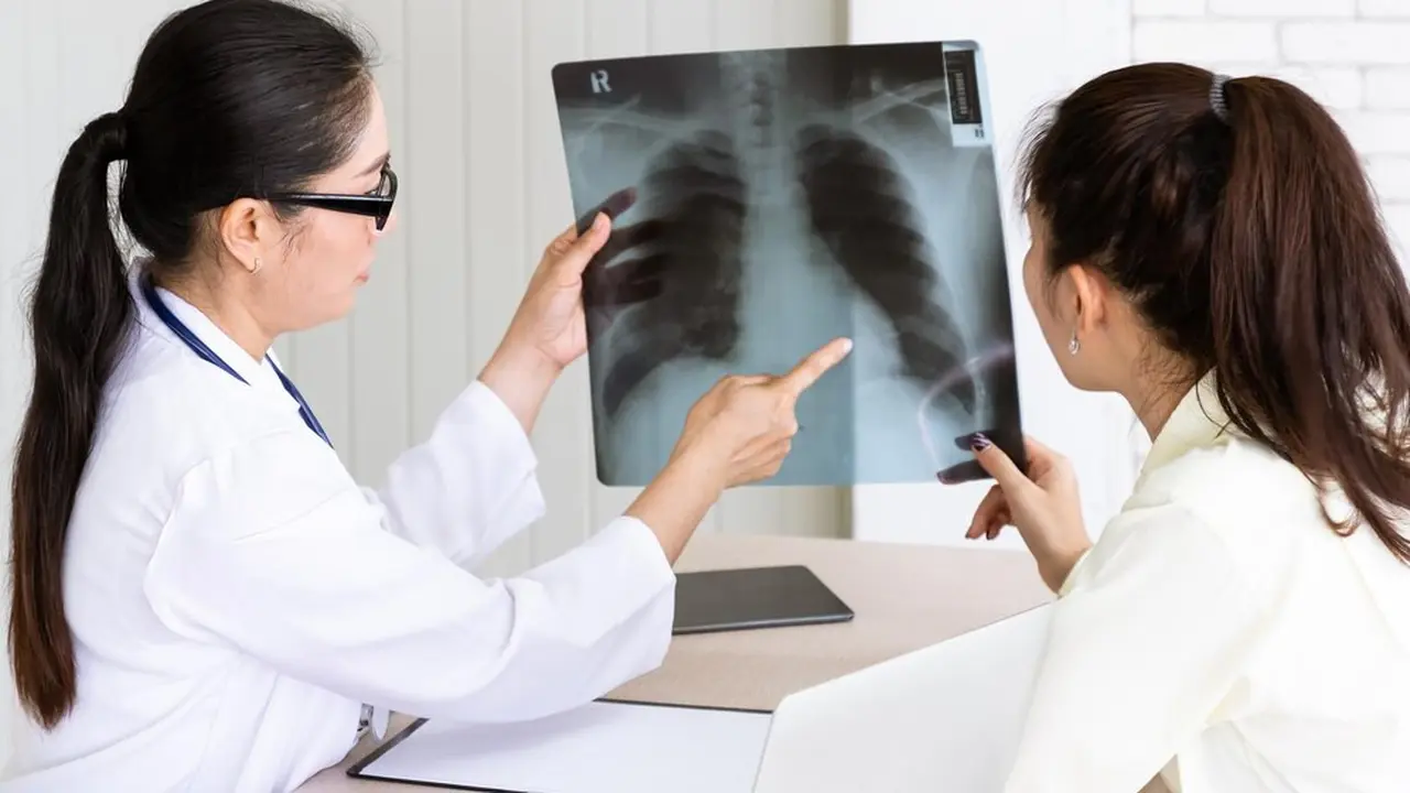 Seorang pasien sedang berkonsultasi dengan dokter perihal hasil rontgen paru-parunya (Foto Dok: Freepik/Wiroj Sidhisoradej)