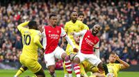 Perebutan bola terjadi pada pertandingan antara Arsenal vs Brentford dalam lanjutan Liga Inggris 2021/2022 di Emirates Stadium, Sabtu (19/2/2022) malam WIB. (John Walton/PA via AP)