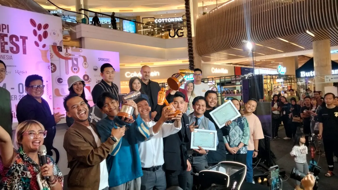 Wamenparekraf  Angela Tanoesoedibjo Bersama Para Pemenang Lomba Barista Innovation Challenge, Mall Kota Kasablanka, Jakarta Selatan