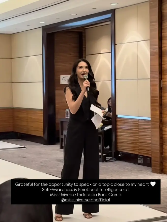 Raline Shah saat menjadi pembicara di Miss Universe 2025 Boot Camp. [@ralineshah]
