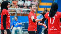 Tiga pemain Timnas bola voli putri Indonesia (dari kiri) Hany Budiarti, Ratri Wulandari dan Wilda Siti Nurfadhilah saat menghadapi Filipina pada laga terakhir putaran pertama SEA V League 2023 di Vinh Phuc Gymnasium, Hanoi, Vietnam, Minggu (6/8/2023). Indonesia menang 3-0 (25-20, 25-17, 25-21) dan finis di tempat ketiga. (Dok. SEA V League 2023)