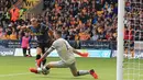 Jose Sa diboyong Wolverhampton dengan banderol 8 juta euro untuk menggantikan Rui Patricio yang memilih hegkang ke AS Roma pada awal musim ini. (AFP/Lindsey Parnaby)