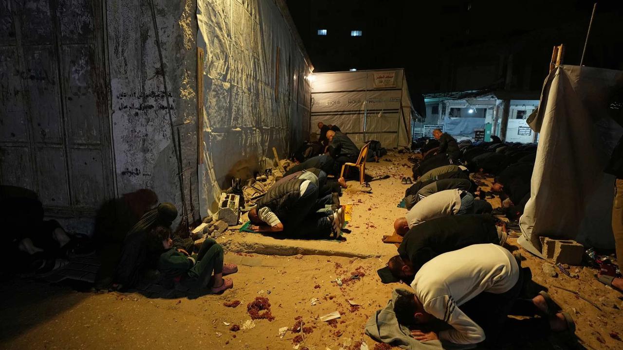FOTO: Warga Gaza Sambut Ramadan dengan Tarawih di Masjid Terdampak Perang