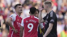 Penjaga gawang Arsenal, Aaron Ramsdale (kanan) mengejek dengan cara menirukan gaya selebrasi yang sering dilakukan rekan satu timnya yaitu, Garnit Xhaka (kiri) setelah laga pamungkas English Premier league 2022/2023 melawan Wolverhampton Wanderers yang berlangsung di Emirates Stadium, Minggu (28/5/2023). (AP Photo/Kin Cheung)