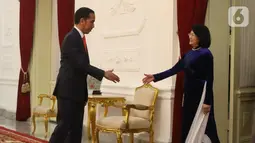 Presiden Joko Widodo atau Jokowi (kiri) saat menerima kunjungan Wakil Presiden Vietnam Dang Thi Ngoc Thinh di Istana Merdeka, Jakarta, Minggu (20/10/2019). Jokowi bertemu wakil presiden negara sahabat usai dilantik menjadi Presiden RI periode 2019-2024. (Liputan6.com/Angga Yuniar)