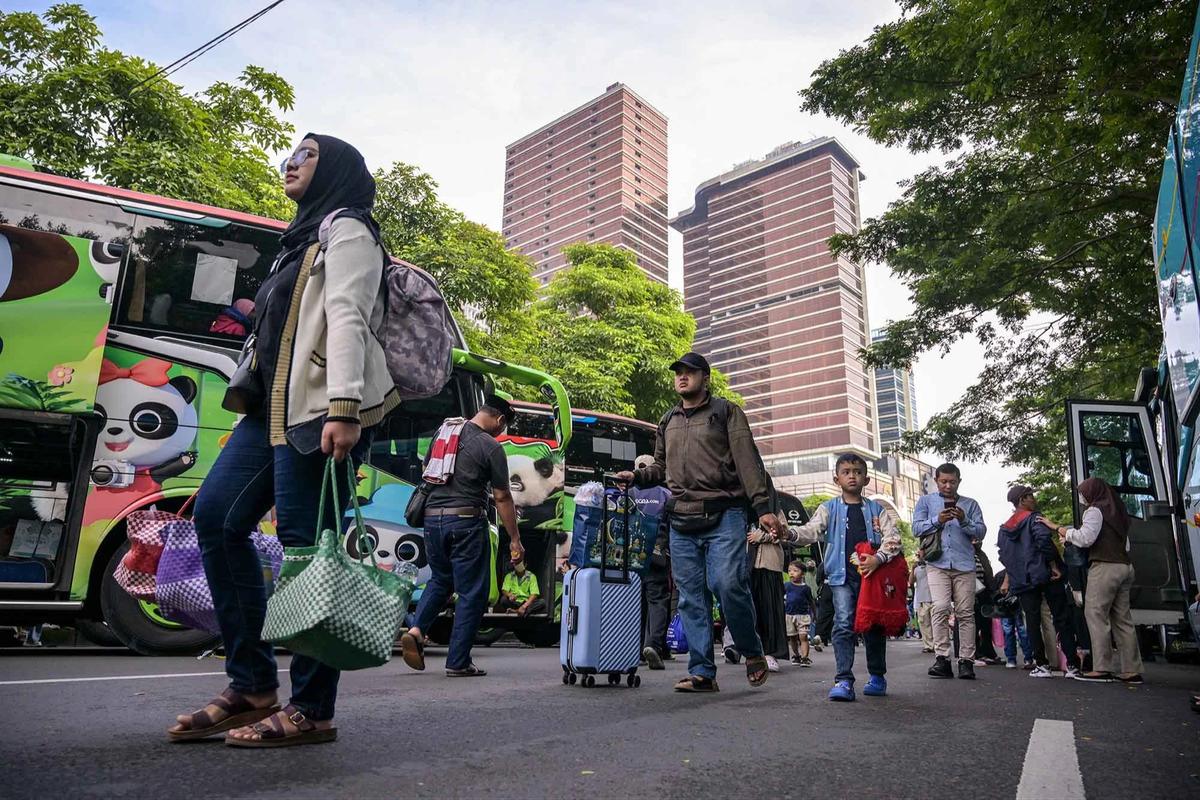 FOTO: Ribuan Warga Antusias Ikuti Program Mudik Gratis di Surabaya
