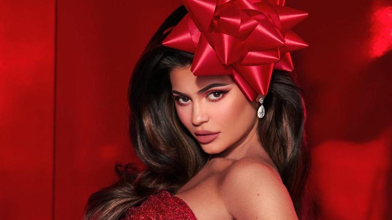 Kylie Jenner Meriahkan Natal dengan Koleksi Makeup dari Santa