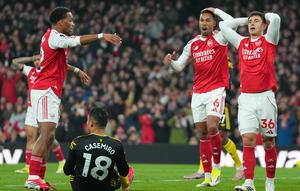 Jurrien Timber (kiri), Gabriel Magalhaes (kedua dari kanan), dan Martin Zubimendi (kanan) menyesali kegagalan timnya, Arsenal, mencetak gol ke gawang Manchester United pada lanjutan Liga Inggris 2025/2026 di Emirates Stadium, Minggu (26/1/2026) malam WIB. (Mike Egerton/PA via AP)