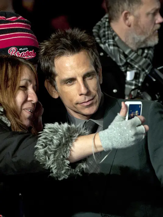 Pemeran film ‘Night at the Museum’ Ben Stiller melakukan selfie dengan penggemarnya di acara premier ‘Night at The Museum : Secret of The Tomb’ di London, Inggris (15/12/2015). (Bintang/EPA)