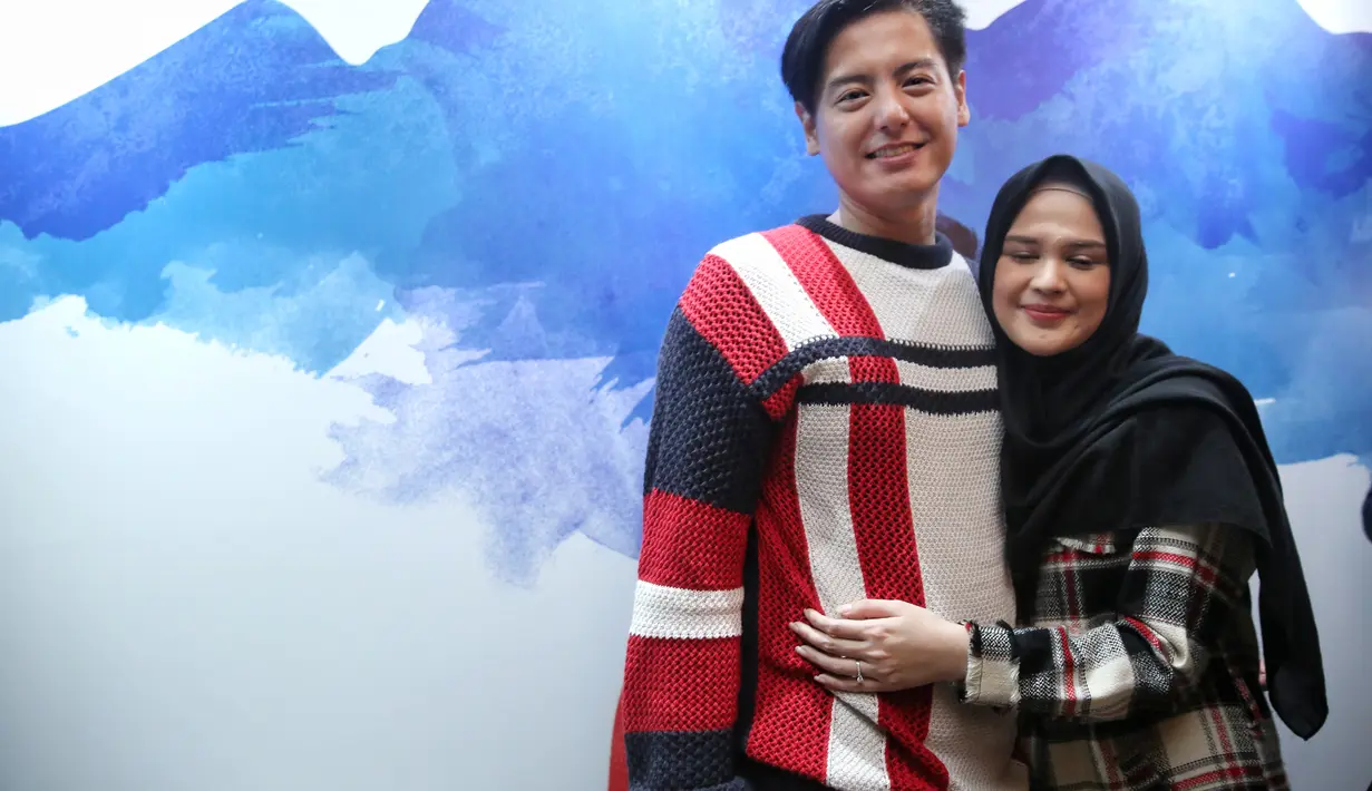 Cut Meyriska dan Roger Danuarta hadir dalam prescon film Berhenti Dikamu, kamis (30/1/2020). (Adrian Putra/Fimela.com)