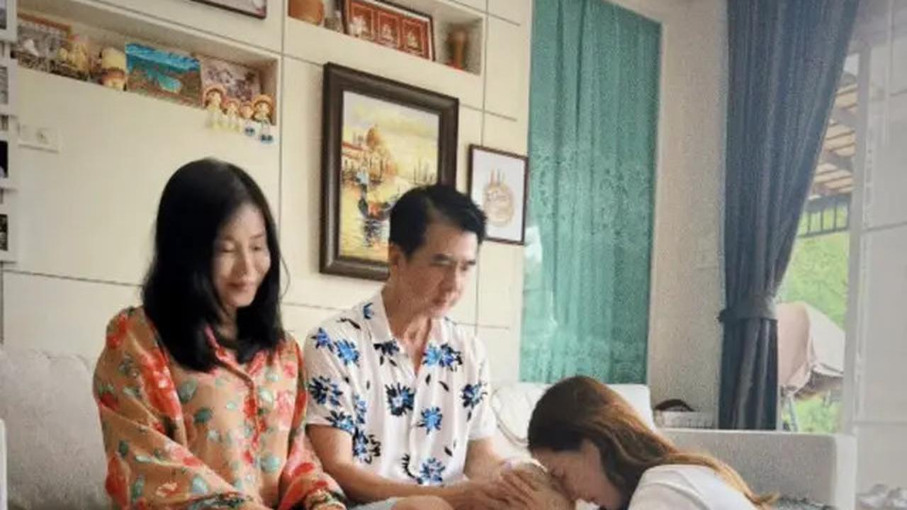 7 Potret Sederhana Baifern Pimchanok Rayakan Songkran di Rumah, Bisa Kupas Nangka
