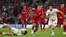 Pemain Liverpool Thiago mengejar bola saat melawan AC Milan pada pertandingan Grup B Liga Champions di Anfield, Liverpool, Inggris, Rabu (15/9/2021). Liverpool menang 3-2. (AP Photo/Rui Vieira)