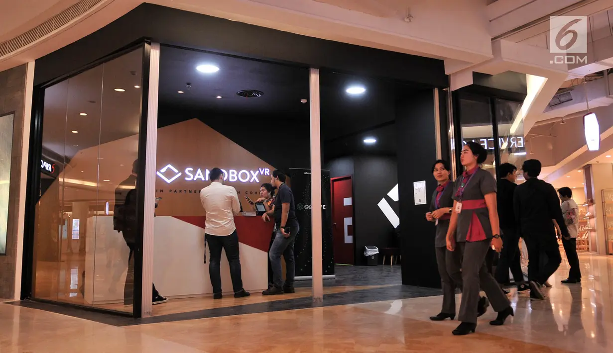 Pengunjung melintas di depan Sandbox VR Experience di Lotte Shopping Avenue, Jakarta, Rabu (6/3). Permainan ini memungkinkan para pemain berinteraksi dengan objek imajinasi dalam suasana tiga dimensi secara nyata. (merdeka.com/Iqbal S. Nugroho)