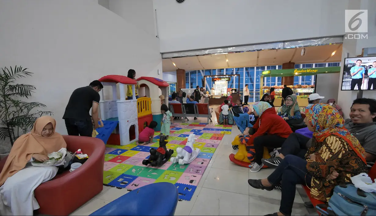 Suasana arena bermain anak di Bandara Sultan Syarif Kasim II Pekanbaru, Riau, Rabu (9/5). Penerapan perda budaya di Bandara Sultan Syarif Kasim II sesuai visi Riau 2020 sebagai pusat kebudayaan Melayu di Asia Tenggara. (Liputan.com/Herman Zakharia)