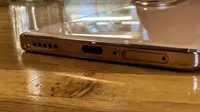 Bagian bawah Vivo V40 dengan slot untuk kartu SIM, speaker, dan port USB-C. (Liputan6.com/ Yuslianson)