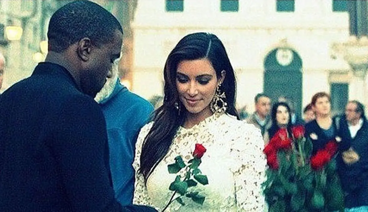 Setelah muncul kabar perpisahan Kim dan Kanye, kini diberitakan bahwa keduanya akan segera memiliki momongan lagi. Namun untuk kali ini mereka menggunakan jasa ibu pengganti. (Instagram/privatekanye)