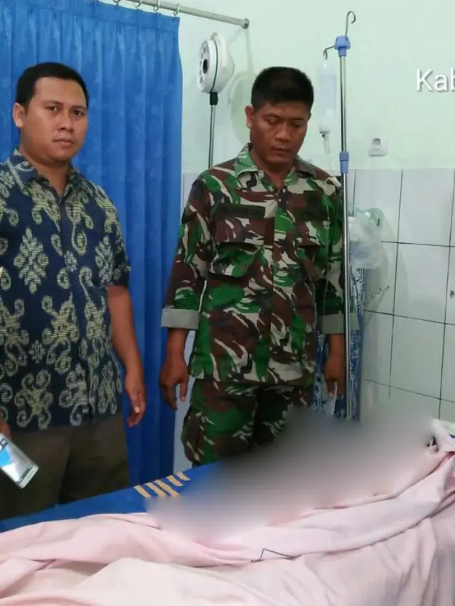 Polisi dan petugas kesehatan memeriksa kondisi jenazah balita yang ditemukan tewas tenggelam di Sungai Layangan, Pemalang. (Foto: Liputan6.com/Polres Pemalang/Muhamad Ridlo)