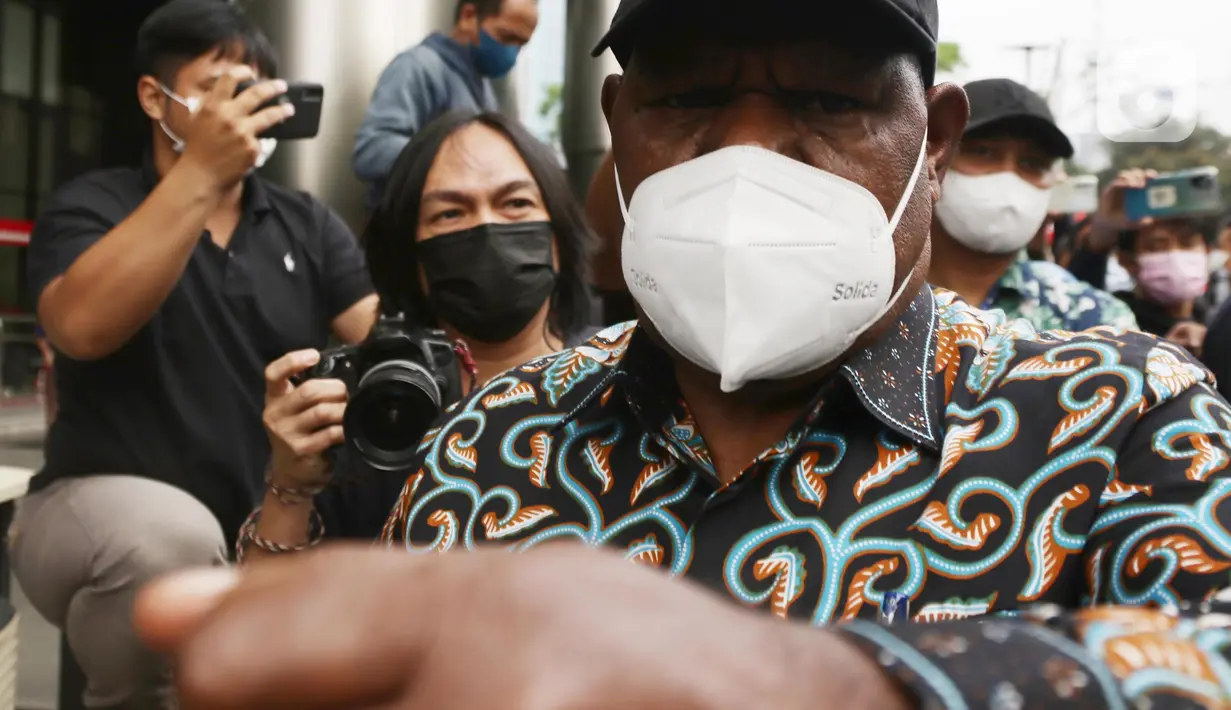 Wakil Bupati Mamberamo Tengah Yonas Kenelak meninggalkan gedung KPK usai menjalani pemeriksaan di Gedung KPK, Jakarta, Rabu (3/8/2022). KPK memeriksa Wakil Bupati Mamberamo Tengah Yonas Kenelak sebagai saksi untuk tersangka Ricky Ham Pagawak selaku Bupati Mamberamo Tengah terkait dugaan suap dan gratifikasi. (Liputan6.com/Helmi Fithriansyah)