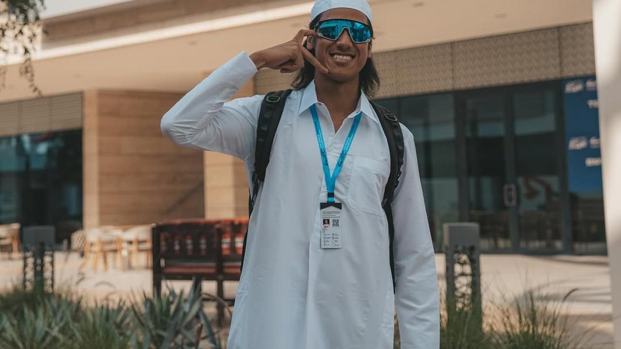 Dikira Non-Muslim, 7 Potret Sean Gelael Jalankan Ibadah Umrah Bersama Keluarga - Tampil dengan Rambut Gondrong