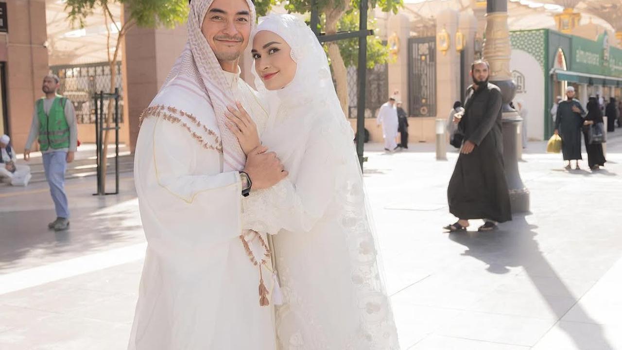 Momen Akad Nikah Zumi Zola dan Putri Zulhas di Masjid Nabawi Madinah