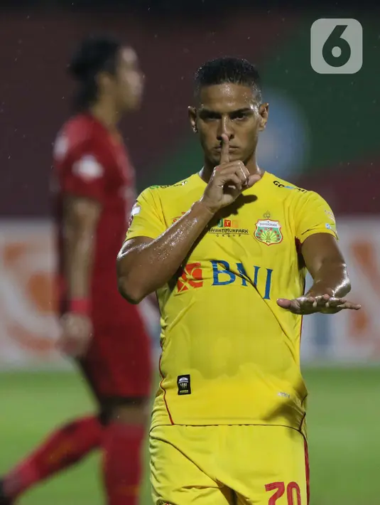 Pemain tengah Bhayangkara FC, Renan da Silva merayakan gol yang dicetaknya ke gawang Persija pada lanjutan Shopee Liga 1 Indonesia di Stadion PTIK, Jakarta, Sabtu (14/3/2020). Laga kedua tim berakhir imbang 2-2. (Liputan6.com/Helmi Fithriansyah)