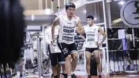 Michael Orah tengah berlatih di gym bersama skuat Bali United. (foto: twitter.com/baliutd)