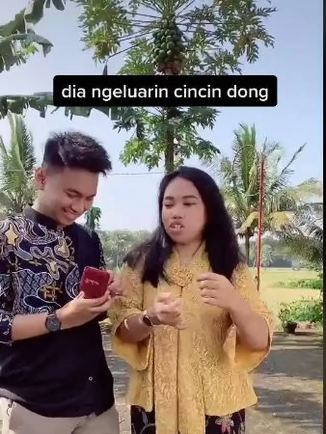 5 Tahun Pacaran, Ini 7 Momen Mumuk Gomez Dilamar Sang Kekasih