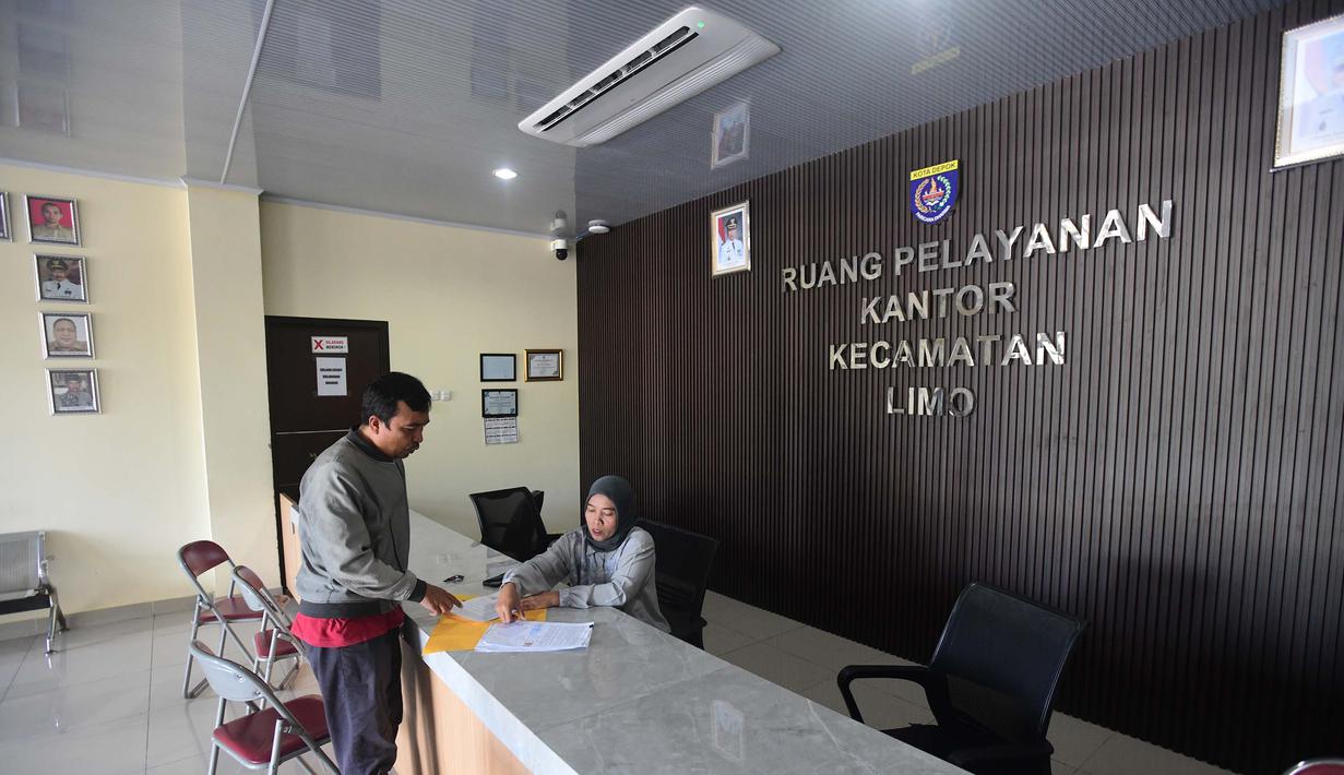 Secara umum, kebijakan WFH diberlakukan bagi ASN di sektor non-layanan publik. Tampak dalam foto, aktivitas pelayanan publik saat penerapan Work From Home (WFH) bagi Aparatur Sipil Negara (ASN) di kantor Kecamatan Limo, Depok, Jawa Barat, Jumat (10/4/2026). (merdeka.com/Arie Basuki)
