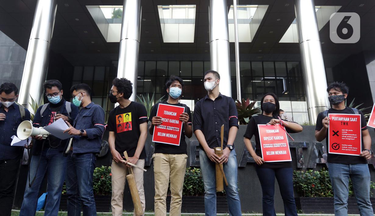 Peserta aksi dari Koalisi Masyarakat Sipil AntiKorupsi membawa poster saat berunjukrasa di depan Gedung KPK Jakarta, Selasa (18/5/2021). Dalam aksinya, sambil membunyikan kentongan mereka memberi dukungan kepada 75 pegawai KPK yang dinyatakan tidak lulus TWK. (Liputan6.com/Helmi Fithriansyah)
