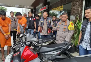 Praktik penadahan sepeda motor hasil curian di Kota Bandar Lampung akhirnya terbongkar. Ironisnya, dua pelaku yang diringkus polisi justru berprofesi sebagai petugas keamanan atau satpam di salah satu perusahaan supermarket ternama. (Liputan6.com/Ardi Munthe)