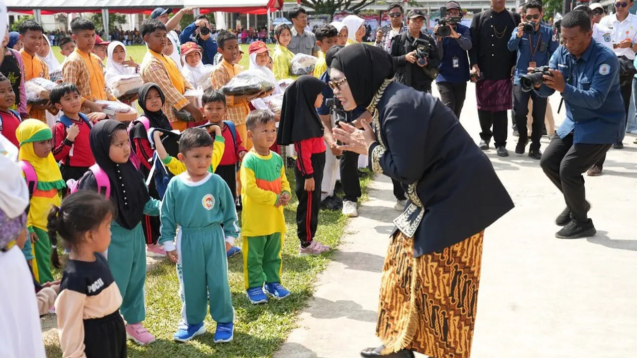 Peringati HUT ke-26, Pemkot Bontang Bagikan Seragam dan Tablet Gratis untuk Siswa