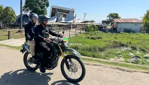 Momen Gibran Naik Motor Tinjau Korban Gempa NTT