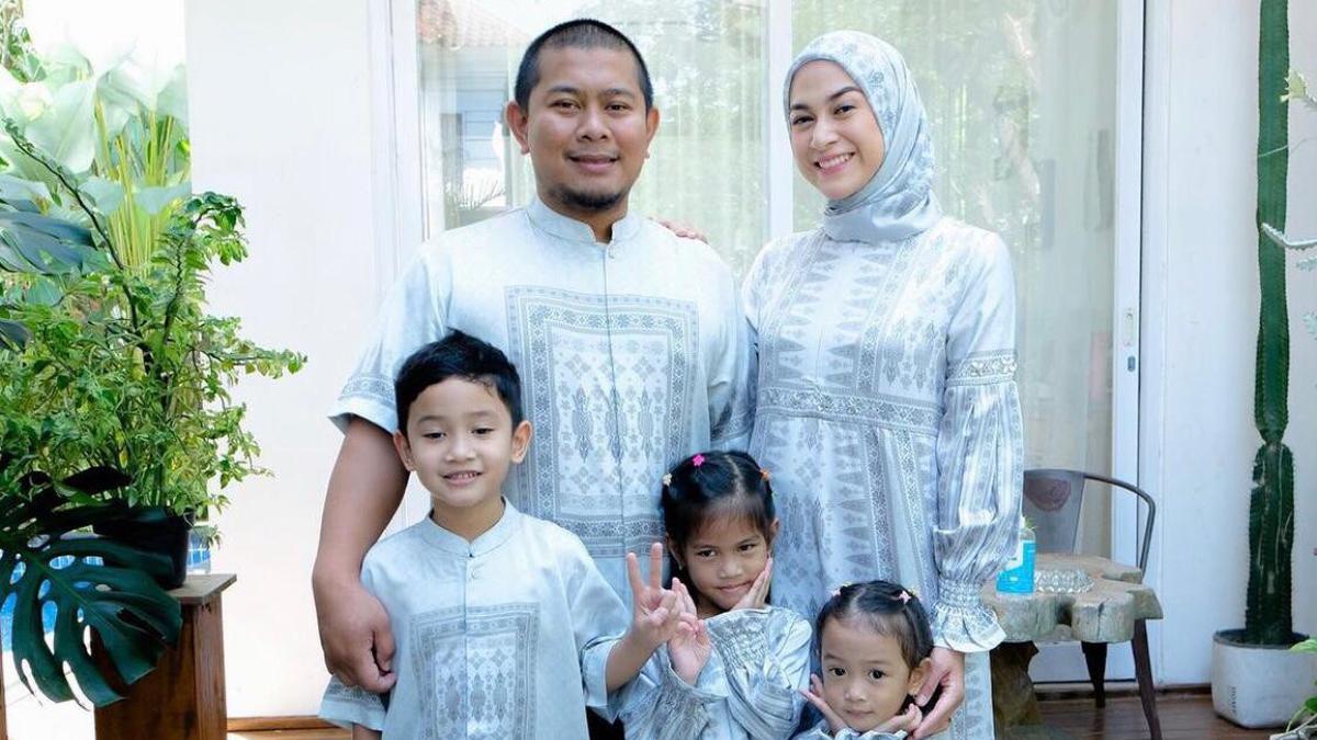Harmonis di Idul Fitri, Inspirasi Model Baju Lebaran Couple dari Nina