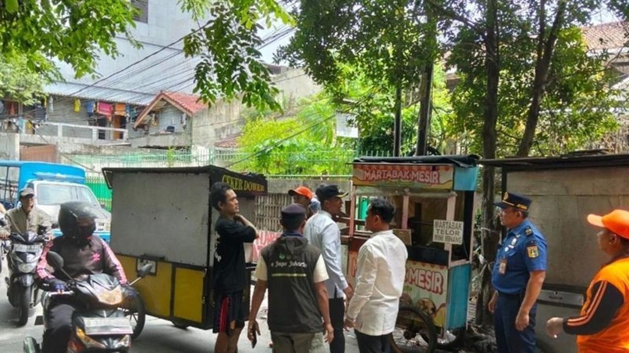 Penertiban PKL Jakarta Barat: Delapan Gerobak Liar di Saluran Air Jelambar Ditertibkan