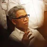 Tak hadir di pemanggilan pertama, polisi kembali memanggil Buni Yani pada hari ini, Jumat (18/11). (Via: Bintang.com/Deki Prayoga)