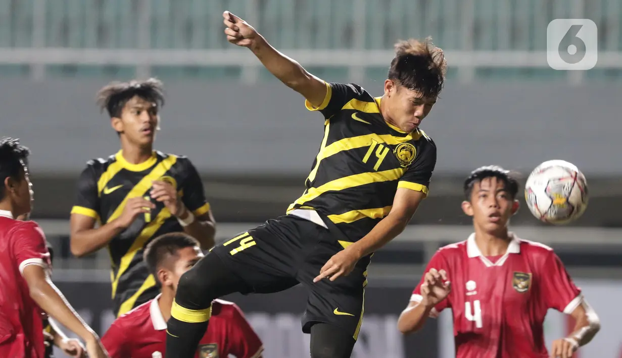 Pemain Timnas U-17 Malaysia, M Afiq Hakimi melakukan sundulan ke arah gawang Indonesia U-17 pada laga terakhir Kualifikasi Grup B Piala Asia U-17 2023 di Stadion Pakansari, Kab. Bogor, Jawa Barat, Minggu (9/10/2022). Timnas U-17 Indonesia finis di peringkat kedua klasemen Kualifikasi Piala Asia U-17 2023 usai menelan kekalahan 1-5 pada laga terakhir Grup B kontra Malaysia. (Liputan6.com/Helmi Fithriansyah)