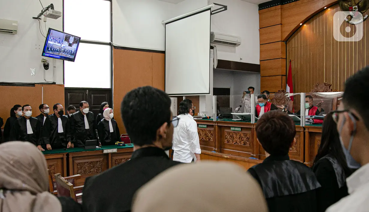Terdakwa kasus pembunuhan berencana terhadap Yosua Hutabarat atau Brigadir J, Ferdy Sambo bersiap menjalani sidang putusan di PN Jakarta Selatan, Senin (13/2/2023).  Adapun dalam kasus pembunuhan berencana Brigadir J ini, Ferdy Sambo dituntut penjara seumur hidup. (Liputan6.com/Faizal Fanani)
